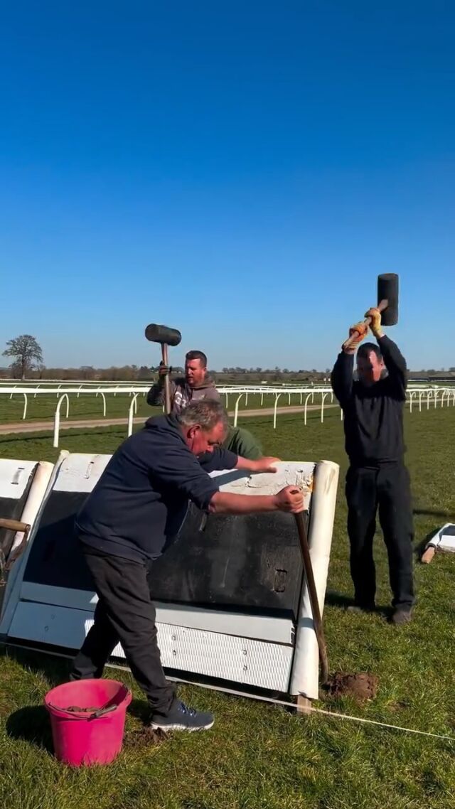 Build a hurdle with us!🔨🐎

#BangorRaces #NationalHunt #BehindTheScenes