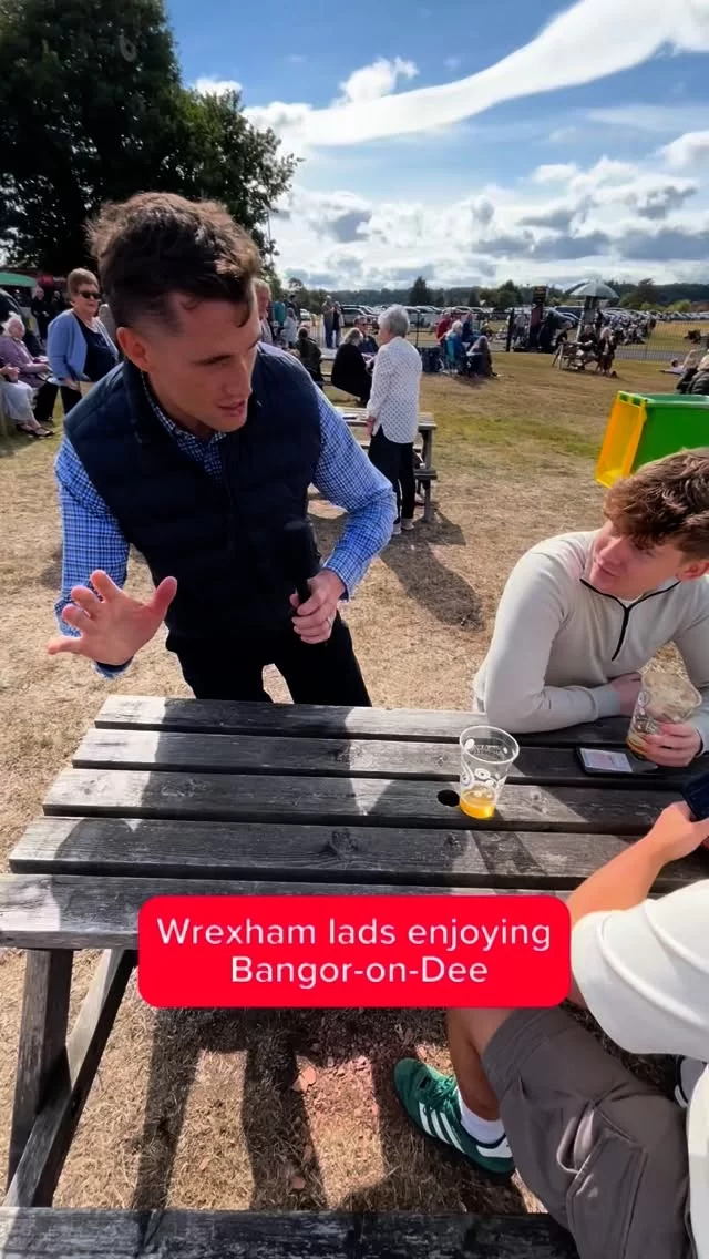 We found some @wrexham_afc fans🕺